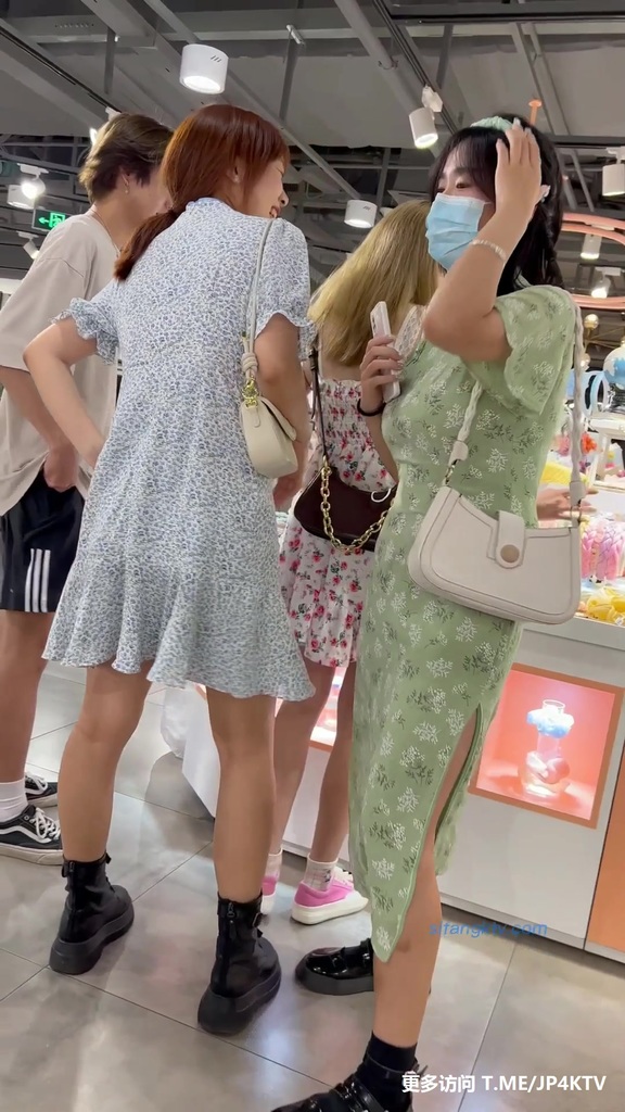 #KFC 一箭双雕闺蜜和碎花裙小姐姐粉色窄内夹进屁股缝里撸爆了 059.jpg.jpg