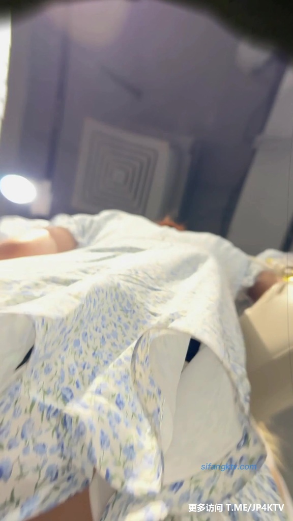 #KFC 一箭双雕闺蜜和碎花裙小姐姐粉色窄内夹进屁股缝里撸爆了 101.jpg.jpg