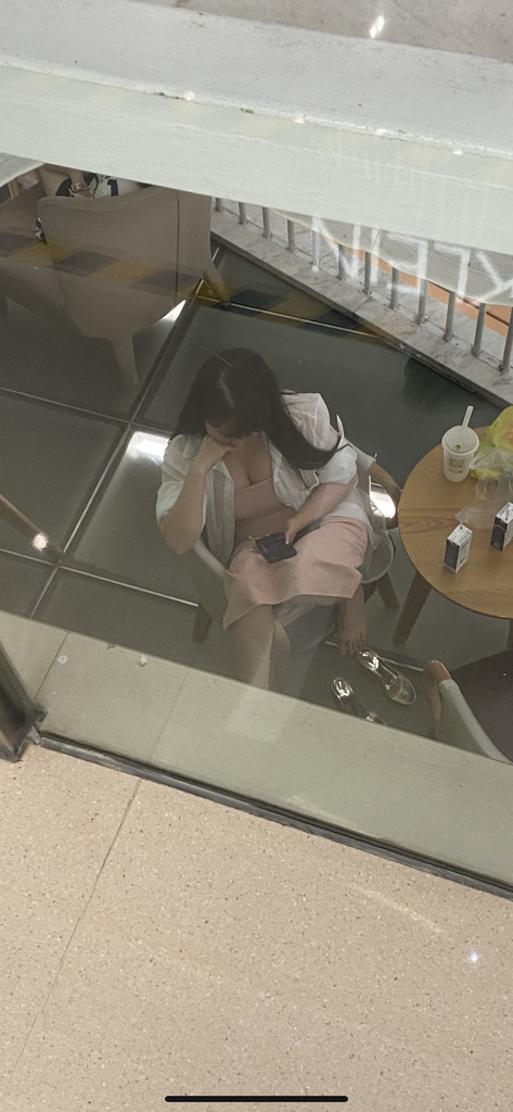 小姐，你坐得咁豪放！