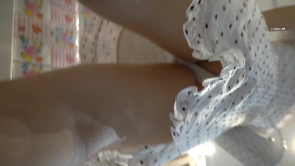 YC商場抄底波點裙涼高跟悶騷少婦❤️蕾絲內前面透穴一半夾腚溝裏 08.jpg.jpg