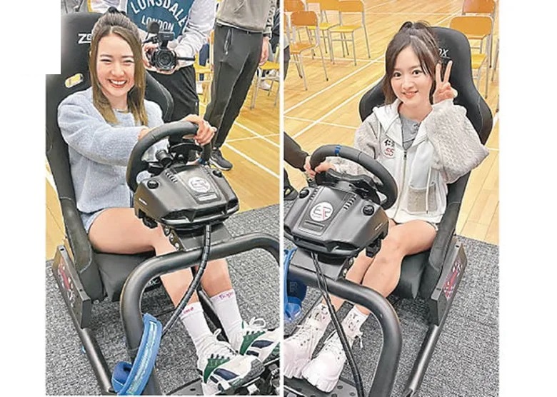 戴祖儀（左）與羅毓儀齊齊玩電競鍊車。.jpg