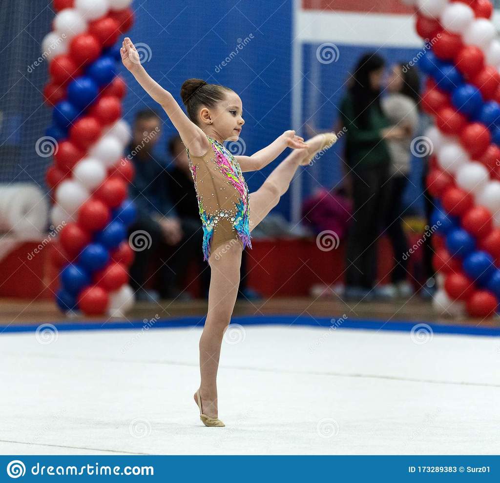 艺术体操中可爱的运动小女孩-俄罗斯圣彼得堡-—-年-月-日：少儿艺术体操比赛-冉冉升起-173289383.jpg.jpg