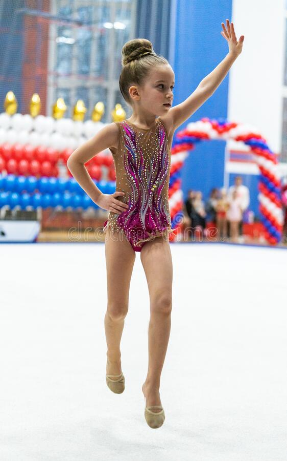 艺术体操中可爱的运动小女孩-俄罗斯圣彼得堡-—-年-月-日：少儿艺术体操比赛-冉冉升起-173289265.jpg.jpg