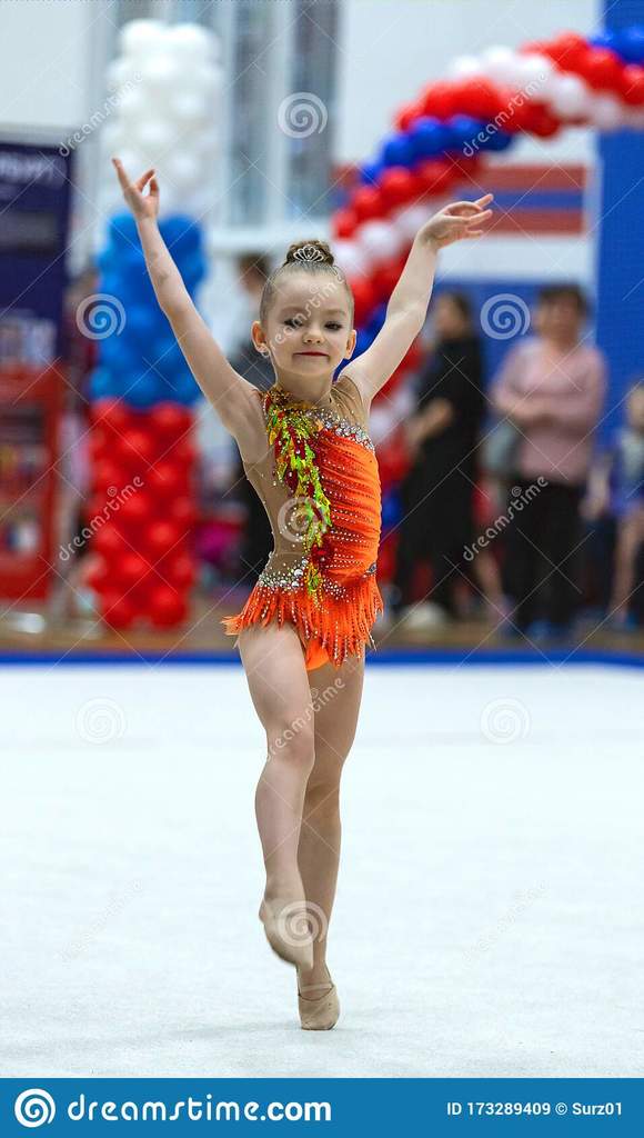 艺术体操中可爱的运动小女孩-俄罗斯圣彼得堡-—-年-月-日：少儿艺术体操比赛-冉冉升起-173289409.jpg.jpg