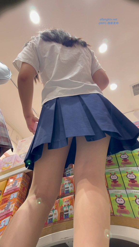 JK制服学妹..肉丝袜粉色骚内..多视角cd贴着屁股拍 036.jpg