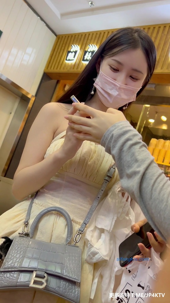 #KFC 网红级美女白内两侧隐约黑色挡不住骚前后抄底 005.jpg