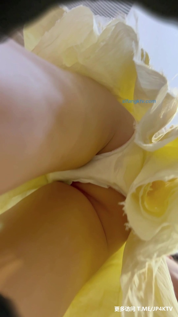 #KFC 网红级美女白内两侧隐约黑色挡不住骚前后抄底 034.jpg