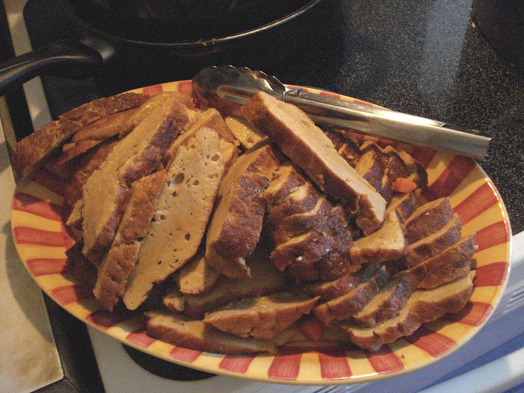 1200px-Seitan_Platter_(4139727246).jpg