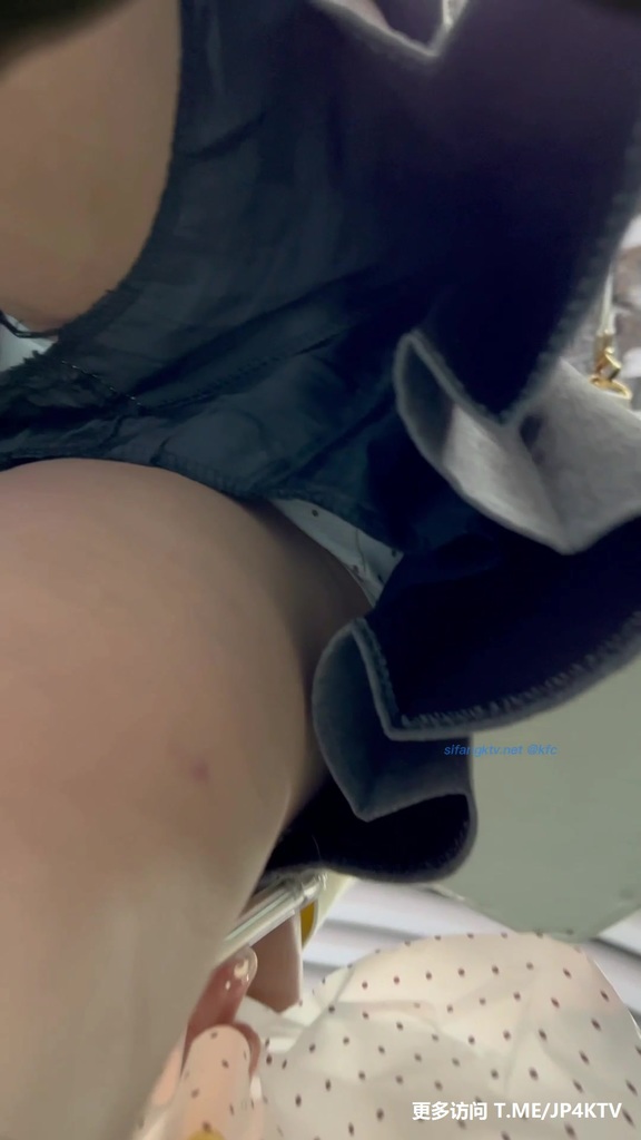 #KFC 两闺蜜逛街JK短裙白内内性感可爱 008.jpg