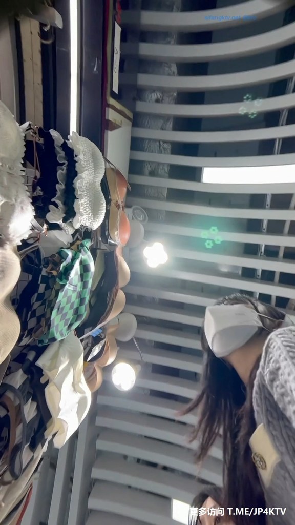 #KFC 两闺蜜逛街JK短裙白内内性感可爱 012.jpg