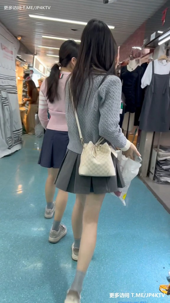 #KFC 两闺蜜逛街JK短裙白内内性感可爱 035.jpg