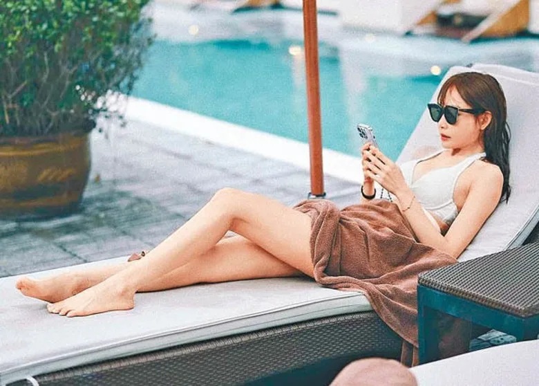 Aka泰國戲水 摟毛巾被嫌棄.jpg