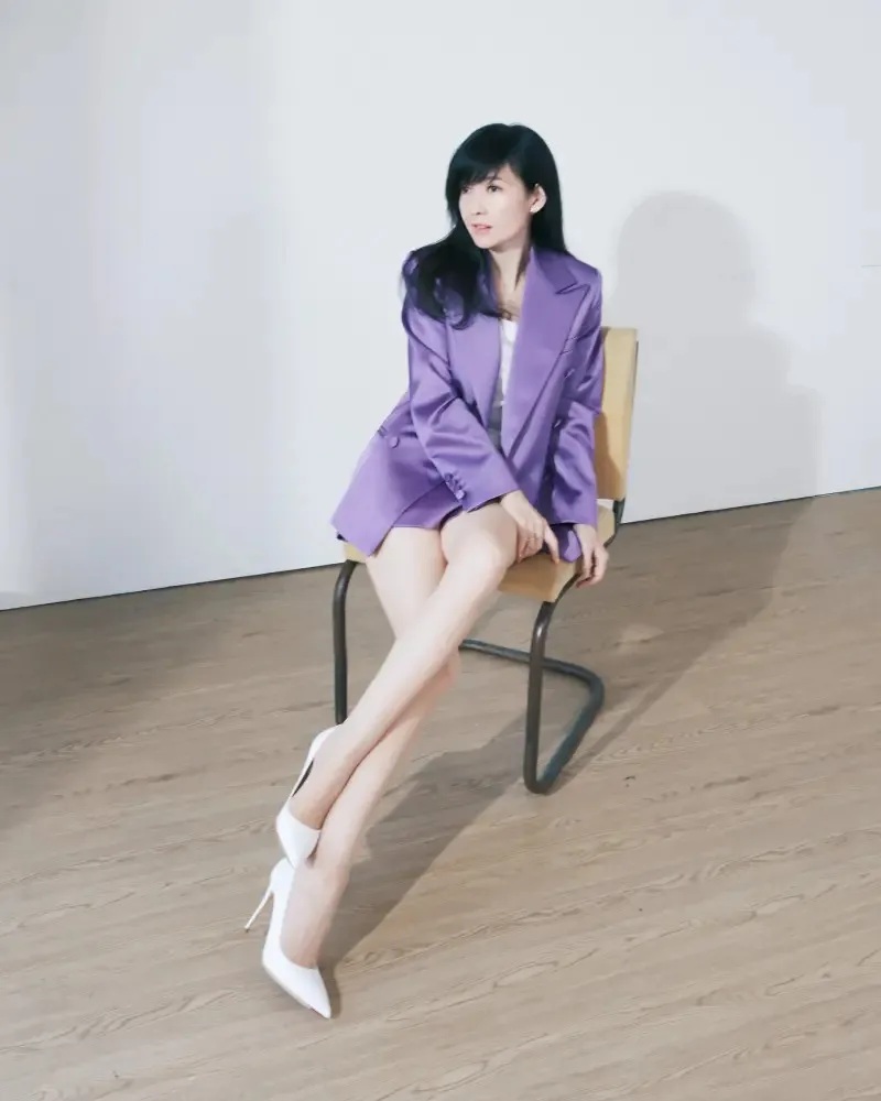 2   周慧敏狀態極佳，今天出席活動，秀出一雙筆直又纖細的美腿.jpg