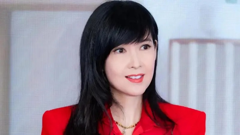 1 周慧敏和倪震互摟慶祝水晶婚，而女神活動照片被質疑修圖過度。.jpg.jpg