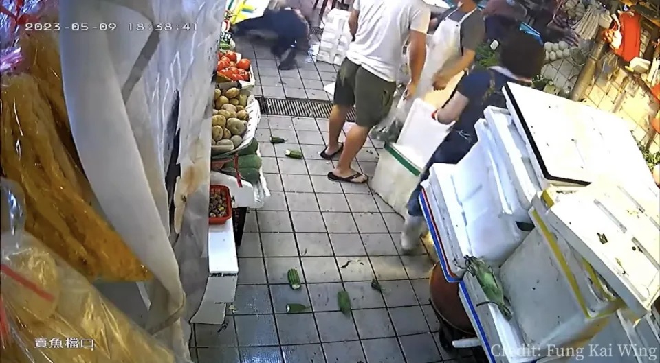 3 賣菜婦再次倒地，有魚檔檔販勸阻買餸男子停手。.jpg