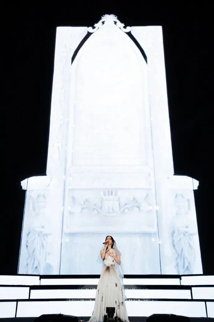 2  ▼鄧紫棋演唱會有穿婚紗的造型。（圖／翻攝自鄧紫棋微博）.jpg