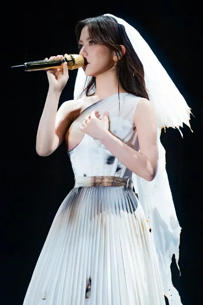 3  ▼鄧紫棋演唱會有穿婚紗的造型。（圖／翻攝自鄧紫棋微博）.jpg