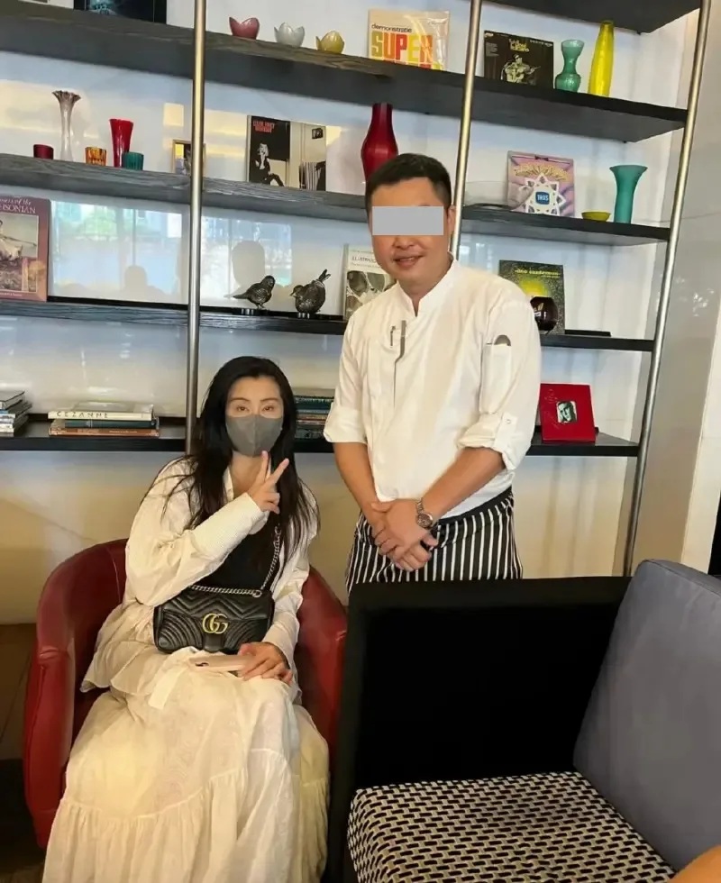 3 王祖賢（左）去年疑似返台，現身台中用餐。.jpg