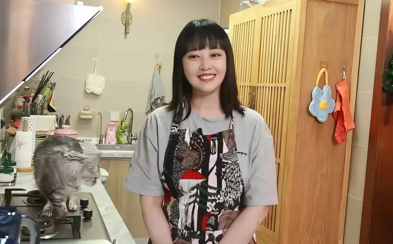 1   ▲57歲周海媚堅持不做醫美，臉頰豐潤的她低頭會不小心出現雙下巴。.jpg.jpg