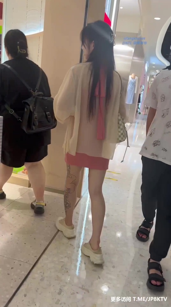 #KFC 包臀裙美女和助理逛街纹身大长腿真性感拍摄中被发现了 13.jpg