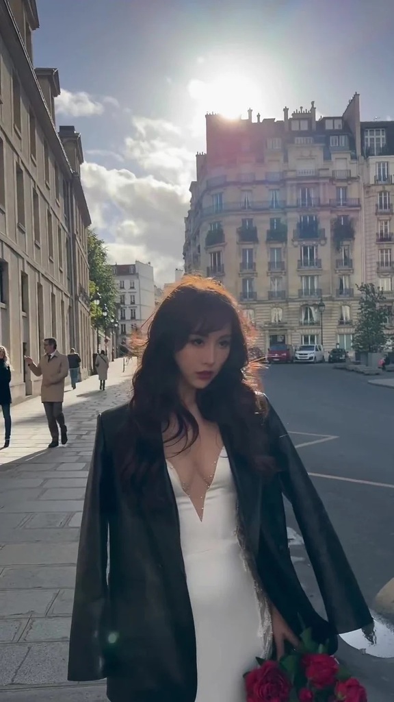 3  Deep V到肚臍，索爆。.jpg