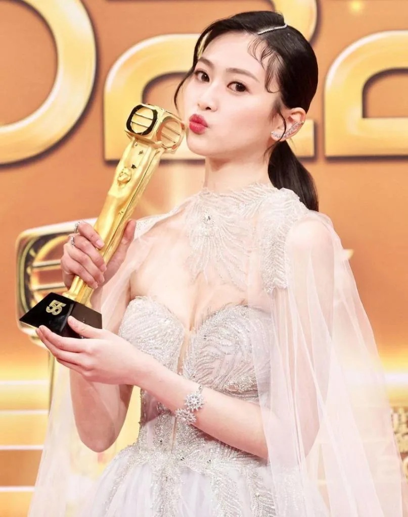 3   郭柏妍去年憑《下流上車族》飾演車芊芊摘下「飛耀進步女