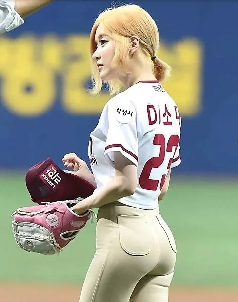 3 曾為南韓棒球隊任開球禮嘉賓。.jpg