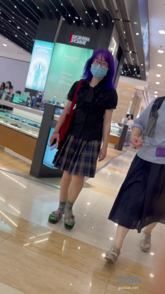 #KFC 紫色头发JK小学姐和闺蜜逛街。光腿窄内够骚 42.jpg