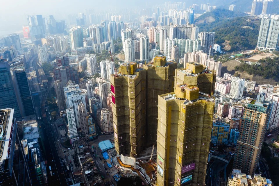 2 據金管局統計，截至去年底，全港住宅業主負資產個案突破2.5萬宗，按季激增超過一倍，涉款額亦由500多億元飆至1300多億元。.jpg.jpg