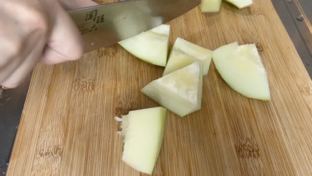 2  青木瓜洗淨後去籽，去皮，切塊；紅蘿蔔洗乾淨，去皮，切塊.jpg