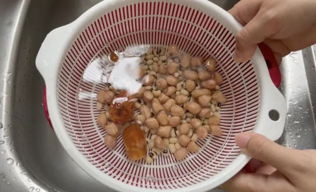 1  花生、眉豆和椰棗用水洗乾淨，用水浸泡，椰棗浸泡10分鐘，花生和眉豆浸泡30分鐘；.jpg