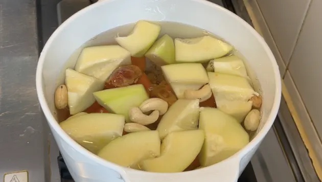 3 將所有材料放入湯煲，加水大火煲滾，煲滾後轉小火煲1-1.5小時.jpg