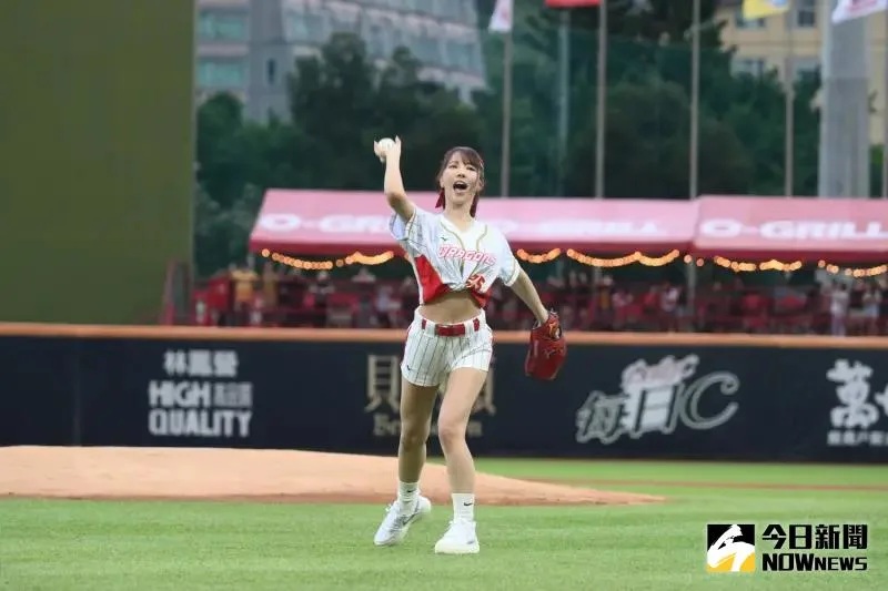 2   三上悠亞引退後曾來台幫味全龍隊開球。（圖／資料照）.jpg