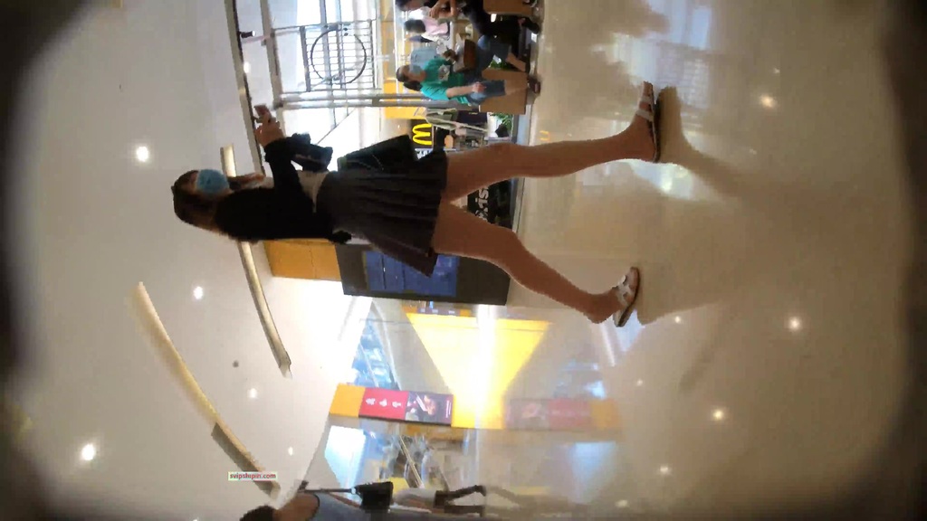 名门夜宴CD系列商圈尾随各种打扮前卫性感美女偷拍裙底风光强行拍摄和男友看电影美女的透明骚丁 295.jpg.jpg