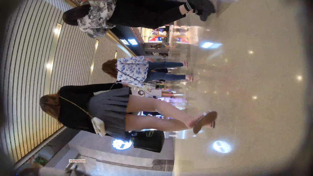 名门夜宴CD系列商圈尾随各种打扮前卫性感美女偷拍裙底风光强行拍摄和男友看电影美女的透明骚丁 305.jpg.jpg