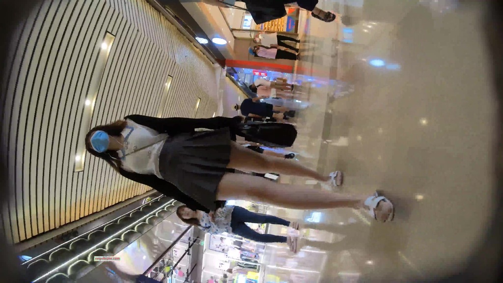 名门夜宴CD系列商圈尾随各种打扮前卫性感美女偷拍裙底风光强行拍摄和男友看电影美女的透明骚丁 318.jpg.jpg