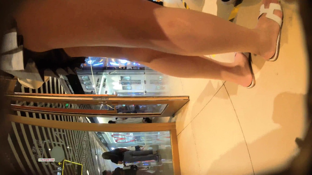 名门夜宴CD系列商圈尾随各种打扮前卫性感美女偷拍裙底风光强行拍摄和男友看电影美女的透明骚丁 343.jpg.jpg