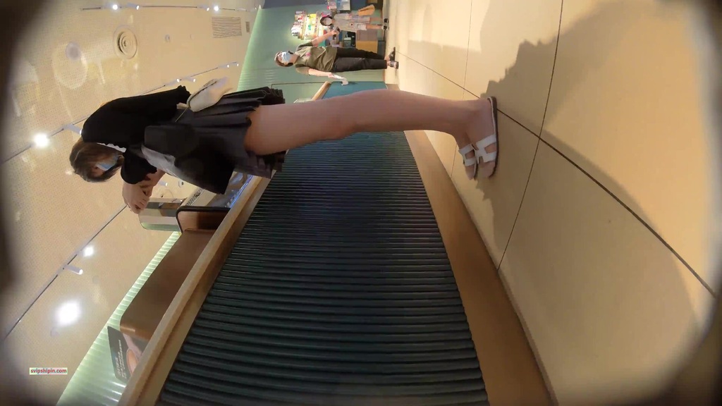 名门夜宴CD系列商圈尾随各种打扮前卫性感美女偷拍裙底风光强行拍摄和男友看电影美女的透明骚丁 375.jpg.jpg