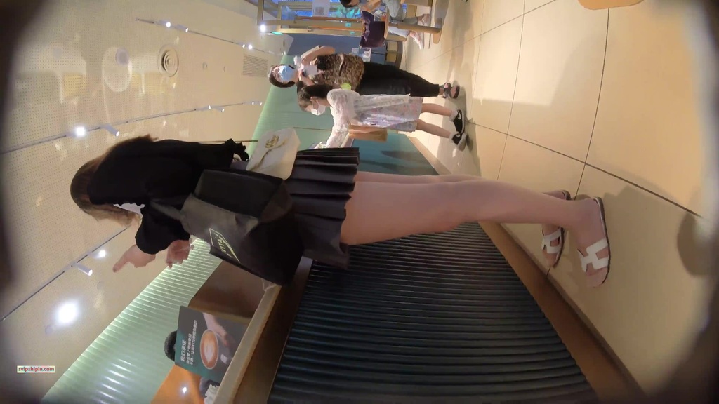 名门夜宴CD系列商圈尾随各种打扮前卫性感美女偷拍裙底风光强行拍摄和男友看电影美女的透明骚丁 391.jpg.jpg