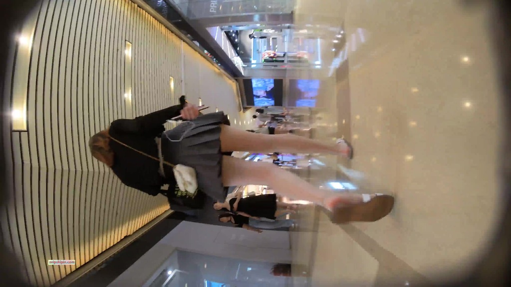 名门夜宴CD系列商圈尾随各种打扮前卫性感美女偷拍裙底风光强行拍摄和男友看电影美女的透明骚丁 424.jpg.jpg