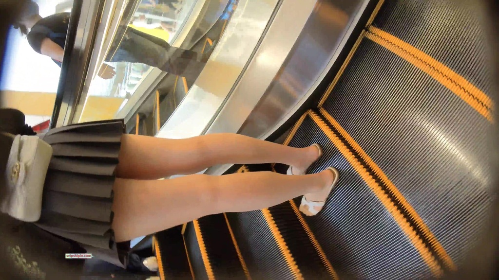 名门夜宴CD系列商圈尾随各种打扮前卫性感美女偷拍裙底风光强行拍摄和男友看电影美女的透明骚丁 446.jpg.jpg