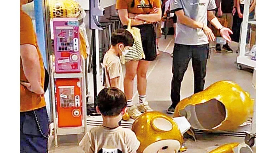 小童不慎撞跌「天線得得B」大公仔模型.jpg