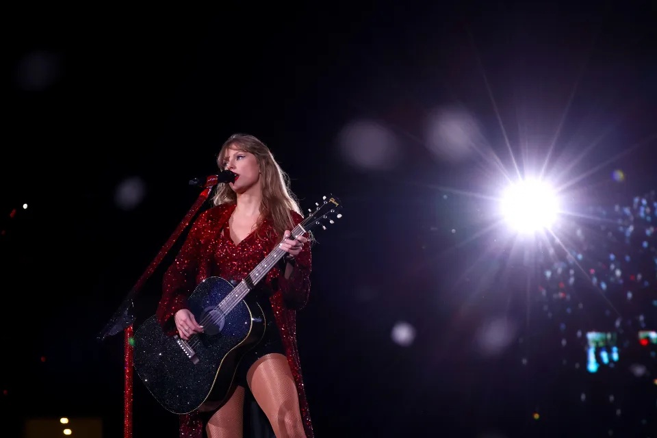 2 Taylor每三小時的演出收入據報高達2,700萬美元，相當於每分鐘15萬美元或每秒2,500美元。整個Eras Tour計劃共有151場表演。.jpg.jpg