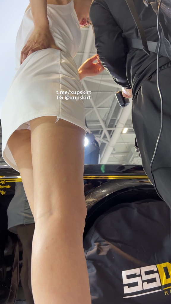 近距离欣赏车模美女性感白内 24.jpg