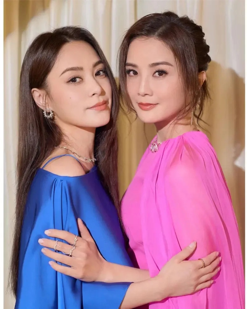 12 蔡卓妍（右）和鍾欣潼組成女團Twins。.jpg