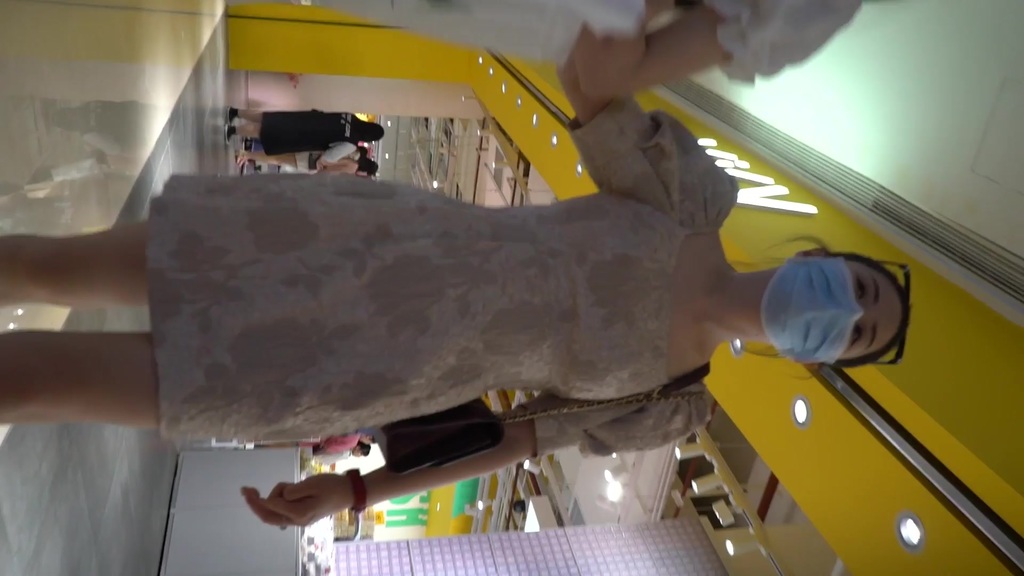 分享私房129大洋热销作品❤动漫展CD不少美女裙底风光极品没穿内裤的cos假面骑士的小姐姐逼毛刮得很干净 245.jpg.jpg