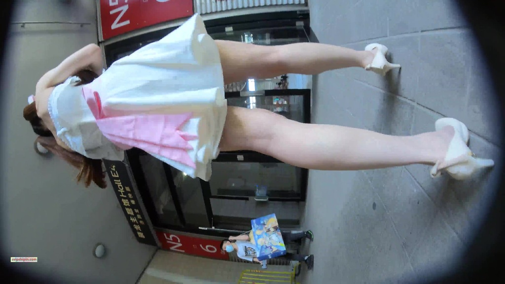 名门夜宴CD系列商圈尾随各种打扮前卫性感美女偷拍裙底风光强行拍摄和男友看电影美女的透明骚丁 750.jpg.jpg