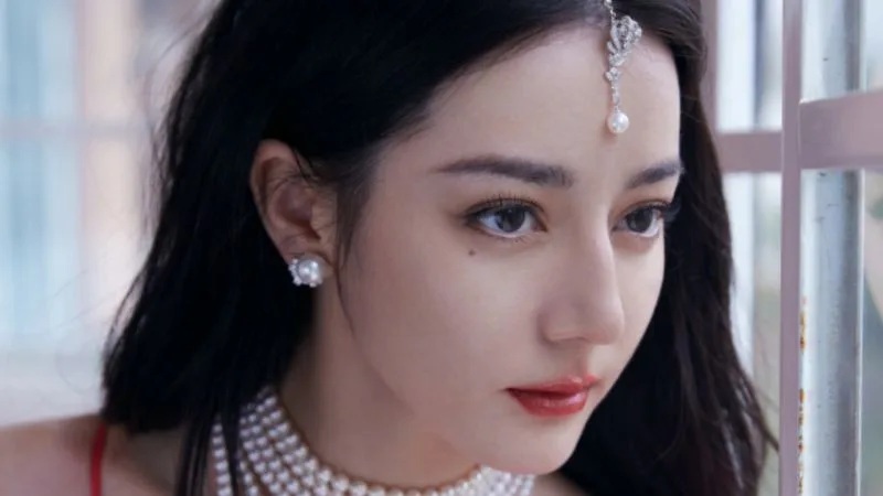 1 迪麗熱巴最新禮服照曝光，尺度開V逼近肚臍。.jpg