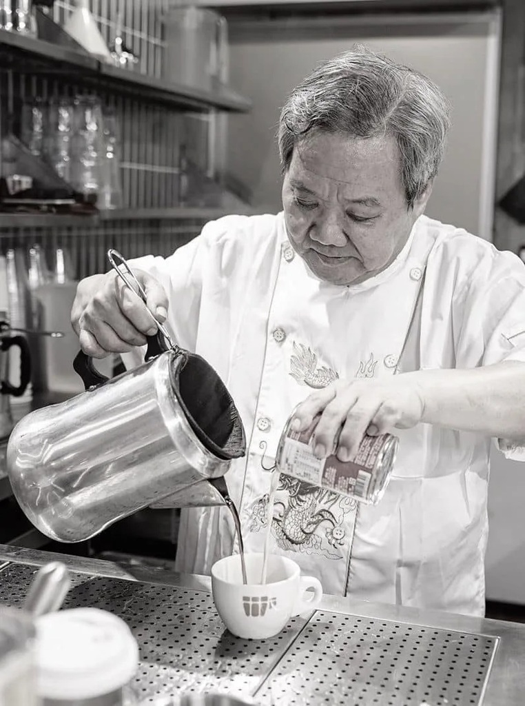 1  經過多年來的鑽研，羅師傅練成「左右開弓」的沖奶茶絕技，右手倒茶左手落奶，快速完成一杯熱奶茶。.jpg.jpg