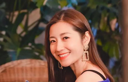 1  網民出土 19歲陳自瑤做展銷女郎超清純舊照.jpg